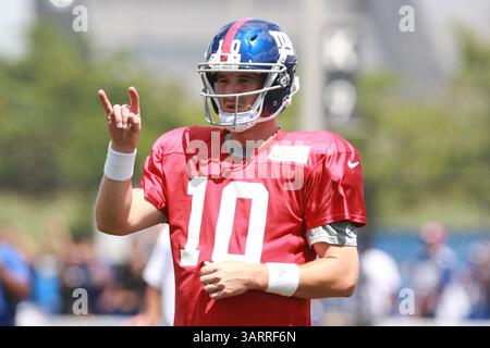 30. Juli 2013: East Rutherford, New Jersey, USA S - New York Giants Quarterback ELI MANNING (10) während des Giants Trainingslagers im Quest Diagnostics Training Center in East Rutherford, NJ (Bild: © Vinny Carchietta/ZUMAPRESS.com) Stockfoto