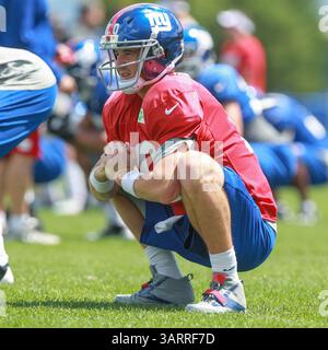 30. Juli 2013: East Rutherford, New Jersey, USA S - New York Giants Quarterback ELI MANNING (10) während des Giants Trainingslagers im Quest Diagnostics Training Center in East Rutherford, NJ (Bild: © Vinny Carchietta/ZUMAPRESS.com) Stockfoto