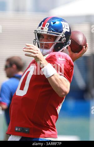 30. Juli 2013: East Rutherford, New Jersey, USA S - New York Giants Quarterback ELI MANNING (10) während des Giants Trainingslagers im Quest Diagnostics Training Center in East Rutherford, NJ (Bild: © Vinny Carchietta/ZUMAPRESS.com) Stockfoto