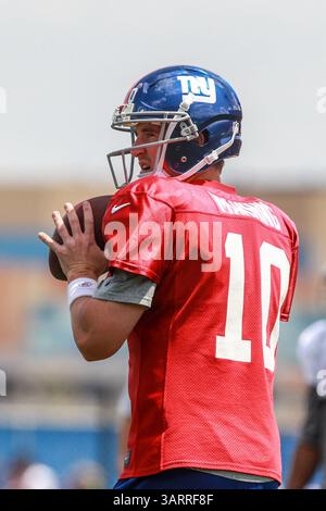 30. Juli 2013: East Rutherford, New Jersey, USA S - New York Giants Quarterback ELI MANNING (10) während des Giants Trainingslagers im Quest Diagnostics Training Center in East Rutherford, NJ (Bild: © Vinny Carchietta/ZUMAPRESS.com) Stockfoto