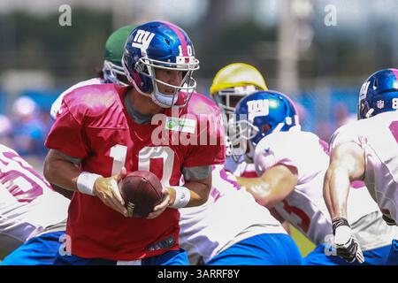 30. Juli 2013: East Rutherford, New Jersey, USA S - New York Giants Quarterback ELI MANNING (10) während des Giants Trainingslagers im Quest Diagnostics Training Center in East Rutherford, NJ (Bild: © Vinny Carchietta/ZUMAPRESS.com) Stockfoto
