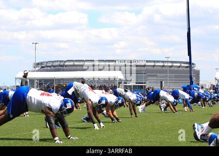 30. Juli 2013: East Rutherford, New Jersey, USA S - die 2013 New York Giants wärmen sich im Schatten des MetLife Stadions während des Trainingscamps im Quest Diagnostics Training Center in East Rutherford, NJ auf (Bild: © Vinny Carchietta/ZUMAPRESS.com) Stockfoto