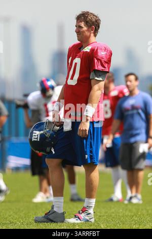 30. Juli 2013: East Rutherford, New Jersey, USA S - New York Giants Quarterback ELI MANNING (10) während des Giants Trainingslagers im Quest Diagnostics Training Center in East Rutherford, NJ (Bild: © Vinny Carchietta/ZUMAPRESS.com) Stockfoto