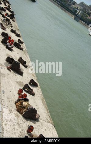Schuhe am Donauufer Stockfoto