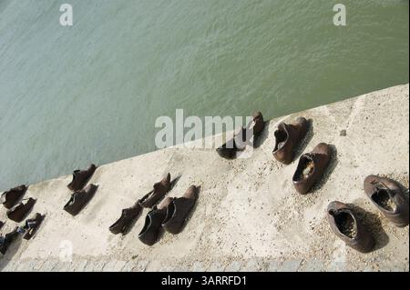 Die Gedenkstätte „Schuhe auf dem Donauufer“ in Budapest, Ungarn, ist eine Hommage an die jüdischen Opfer, die während des Zweiten Weltkriegs in den Fluss geschossen wurden Stockfoto