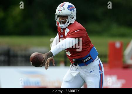 30. Juli 2013: Rochester, New York, USA S - Buffalo Bills Quarterback EJ MANUEL (3) will die Übergabe während eines morgendlichen Trainingslagers am St. John Fisher College in Rochester, NY, machen (Bild: © Michael Johnson/ZUMAPRESS.com) Stockfoto