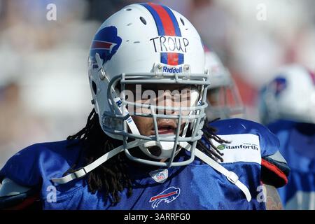 30. Juli 2013: Rochester, New York, USA S - Buffalo Bills Defensive Tackle TORELL TROUP (98) läuft während eines morgendlichen Trainingslagers am St. John Fisher College in Rochester, NY, durch die Seitenlinie (Bild: © Michael Johnson/ZUMAPRESS.com) Stockfoto