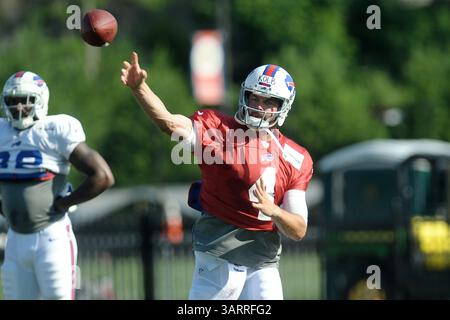 30. Juli 2013: Rochester, New York, USA S - Buffalo Bills Quarterback KEVIN KOLB (4) lässt den Ball während eines morgendlichen Trainingslagers am St. John Fisher College in Rochester, NY, herunterfliegen (Bild: © Michael Johnson/ZUMAPRESS.com) Stockfoto