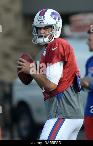 30. Juli 2013: Rochester, New York, USA S - Buffalo Bills Quarterback KEVIN KOLB (4) setzt sich während eines morgendlichen Trainingslagers am St. John Fisher College in Rochester, NY, in die Tasche (Bild: © Michael Johnson/ZUMAPRESS.com). Stockfoto