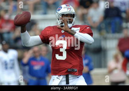 30. Juli 2013: Rochester, New York, USA S - Buffalo Bills Quarterback EJ MANUEL (3) wird während eines morgendlichen Trainingslagers am St. John Fisher College in Rochester, NY, in die Tasche geschickt (Bild: © Michael Johnson/ZUMAPRESS.com) Stockfoto