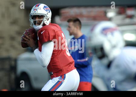 30. Juli 2013: Rochester, New York, USA S - Buffalo Bills Quarterback EJ MANUEL (3) stellt sich vor, um den Wurf während einer Übung im morgendlichen Trainingslager am St. John Fisher College in Rochester, NY, zu machen (Bild: © Michael Johnson/ZUMAPRESS.com) Stockfoto