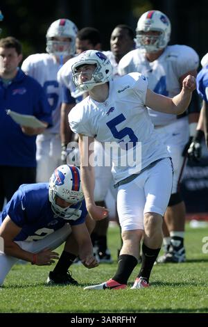 30. Juli 2013: Rochester, New York, USA S - Buffalo Bills Kicker DUSTIN HOPKINS (5) beobachtet den Ball während einer speziellen Teamübung beim morgendlichen Trainingslager am St. John Fisher College in Rochester, NY. (Bild: © Michael Johnson/ZUMAPRESS.com) Stockfoto