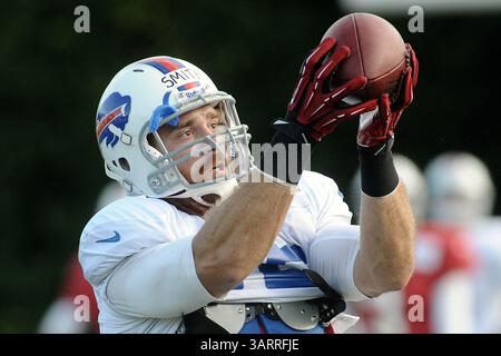 30. Juli 2013: Rochester, New York, USA S - Buffalo Bills Tight End LEE SMITH (85) beobachtet den Ball in seinen Händen während eines morgendlichen Trainingslagers am St. John Fisher College in Rochester, NY (Kreditbild: © Michael Johnson/ZUMAPRESS.com) Stockfoto