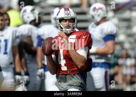 30. Juli 2013: Rochester, New York, USA S - Buffalo Bills Quarterback KEVIN KOLB (4) setzt sich während eines morgendlichen Trainingslagers am St. John Fisher College in Rochester, NY, in die Tasche (Bild: © Michael Johnson/ZUMAPRESS.com). Stockfoto