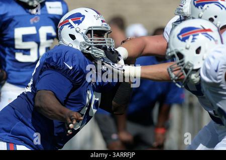 30. Juli 2013: Rochester, New York, USA S - Buffalo Bills Defensive Tackle MARCELL DAREUS (99) startet während eines morgendlichen Trainingslagers am St. John Fisher College in Rochester, NY, in die Offensive. (Bild: © Michael Johnson/ZUMAPRESS.com) Stockfoto