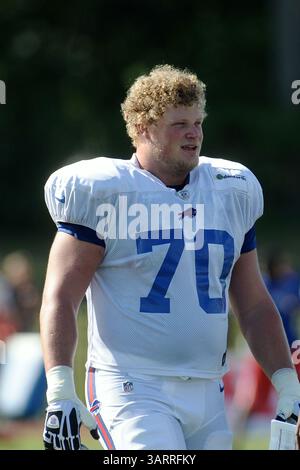 30. Juli 2013: Rochester, New York, USA S - Buffalo Bills Center ERIC WOOD (70) spaziert während einer Pause im morgendlichen Trainingscamp am St. John Fisher College in Rochester, NY. (Bild: © Michael Johnson/ZUMAPRESS.com) Stockfoto