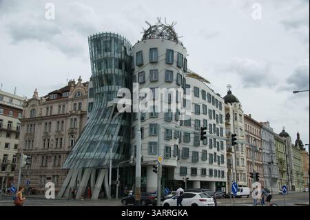 Das einzigartige und ikonische Tanzhaus von Frank Gehry und Vlado Milunić in Prag, Tschechische Republik, zeigt seine dekonstruktivistische Architektur. Stockfoto