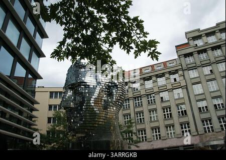Der faszinierende rotierende Kopf von Franz Kafka, einer modernen Skulptur von David Černý, steht inmitten der städtischen Architektur von Prag, Tschechien. Stockfoto