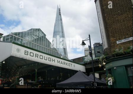 Ein dynamischer Blick auf den Borough Market, einen historischen Lebensmittelmarkt in London, mit dem modernen architektonischen Wunderwerk The Shard in der Ferne Stockfoto