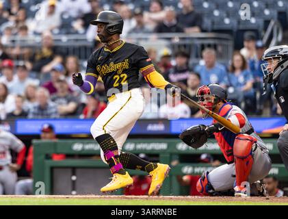 Andrew McCutchen, der Pittsburgh Pirates Outfield, nimmt Kontakt mit dem Feld auf, während er am 14. April 2025 in Pittsburgh gegen die Washington Nationals spielt. (Bild: Sport/Alyssa Howell) Stockfoto