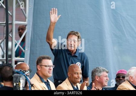 August 2013 - Canton, Ohio, U. Der Quarterback JOE NAMATH der Hall of Fame wird während der Verankerungszeremonie der Pro Football Hall of Fame im Fawcett Stadium in Canton Ohio vorgestellt. (Kreditbild: © Frank Jansky/ZUMAPRESS.com) Stockfoto
