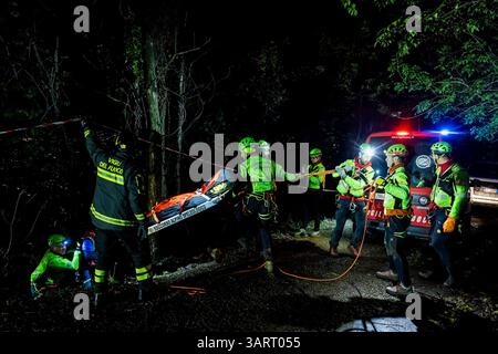Rettungskräfte bei der Arbeit in der Nähe der Unfallstelle der Seilbahn Monte Faito, bei der vier Menschen ums Leben kamen und eine Person in kritischem Zustand verletzt wurde, 17. April 2025. Stockfoto