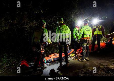 Rettungskräfte bei der Arbeit in der Nähe der Unfallstelle der Seilbahn Monte Faito, bei der vier Menschen ums Leben kamen und eine Person in kritischem Zustand verletzt wurde, 17. April 2025. Stockfoto