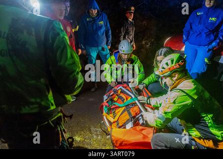 Rettungskräfte bei der Arbeit in der Nähe der Unfallstelle der Seilbahn Monte Faito, bei der vier Menschen ums Leben kamen und eine Person in kritischem Zustand verletzt wurde, 17. April 2025. Stockfoto