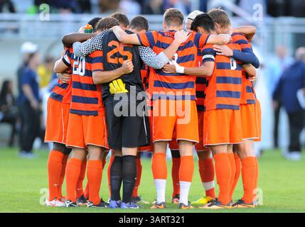 17. September 2013 – Syracuse, New York, USA – 17. September 2013: Syracuse Orange-Spieler treffen sich vor einem NCAA-Fußballspiel zwischen den Connecticut Huskies und den Syracuse Orange im SU Soccer Stadium in Syracuse, New York. Syracuse besiegte Connecticut mit 1:0 (Bild: © Rich Barnes/Cal Sport Media/ZUMAPRESS.com) Stockfoto