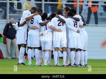 17. September 2013 – Syracuse, New York, USA – 17. September 2013: Spieler der Connecticut Huskies treffen sich vor einem NCAA-Fußballspiel zwischen den Connecticut Huskies und den Syracuse Orange im SU Soccer Stadium in Syracuse, New York. Syracuse besiegte Connecticut mit 1:0 (Bild: © Rich Barnes/Cal Sport Media/ZUMAPRESS.com) Stockfoto