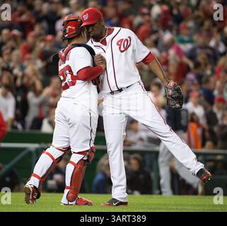 17. September 2013: Washington, DC, USA – Washington Nationals Fänger Jhonatan Solano (23). Linke und der Entlastungskrug Rafael Soriano (29) feiern ihren Sieg über die Atlanta Braves im zweiten Spiel eines Tages-Nacht-Doppelspiels im Nationals Park in Washington, D. C, Dienstag, 17. September 2013. Washington besiegte Atlanta mit 4:0. (Bild: © Harry E. Walker/MCT/ZUMAPRESS.com) Stockfoto