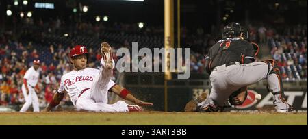 17. September 2013 - Philadelphia, PA, USA - Cesar Hernandez von Philadelphia Phillies erzielt einen Hit von Chase Utley, als der Miami Marlins-Catcher Jeff Mathis am Dienstag, den 17. September 2013, im Citizens Bank Park in Philadelphia, Pennsylvania auf den Wurf wartet. (Kreditbild: © Ron Cortes/MCT/ZUMAPRESS.com) Stockfoto