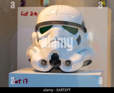 November 2013 – New York, New York, USA S - dieser Sturmtrooper Helm aus der Filmserie „Star Wars“ wurde von Regisseur George Lucas signiert und wird von Sotheby's zusammen mit 43 weiteren Meisterwerken des Designs und der Innovation versteigert, um dem Globalen Fonds zur Bekämpfung von Aids zugute zu kommen. Der Helm, der derzeit im Fenster des Kaufhauses Bergdorf Goodman auf der 5th Avenue ausgestellt ist, wird ab November 18-23 bei Sotheby's in New York für die Auktion 2013 (ROT) zu sehen sein. (Kreditbild: © Staton Rabin/ZUMAPRESS.com) Stockfoto