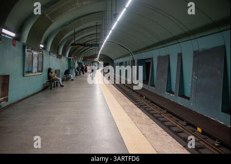 Lissabon, Portugal. 14. April 2025. Blick auf die U-Bahn-Station Marquês de Pombal in Lissabon, mit Pendlern, die auf den nächsten Zug warten. Stockfoto