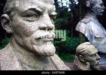 10. Juni 2010 - Grutas Park, Litauen - Grutas Park mit Statuen von Lenin, Marx und Stalin. Litauen, offiziell die Republik Litauen, ist ein Land in Nordeuropa, das größte der drei baltischen staaten mit einer geschätzten Bevölkerung von 3 Millionen bis 2013, und seine Hauptstadt und größte Stadt ist Vilnius. Die Litauer sind ein baltisches Volk, und die Amtssprache Litauisch ist eine von nur zwei lebenden Sprachen (zusammen mit dem Lettischen) im baltischen Zweig der indoeuropäischen Sprachfamilie. (Bild: © Hans Van Rhoon/ZUMA Wire/ZUMAPRESS.com) Stockfoto