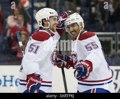 15. November 2013 - Columbus, OH, Vereinigte Staaten von Amerika - Montreal Canadiens Center David Desharnais (51) feiert mit Teamkollegen Francis Bouillon (55) nach dem NHL-Spiel zwischen den Montreal Canadiens und den Columbus Blue Jackets in der Nationwide Arena in Columbus, OH. Die Montreal Canadiens besiegten die Columbus Blue Jackets in einem Shootout mit 3:2. (Bild: © Aaron Doster/Cal Sport Media/Cal Sport Media/ZUMAPRESS.com) Stockfoto