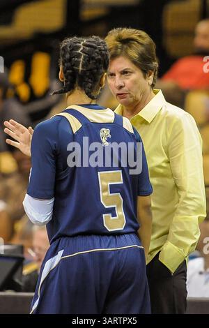 November 2013 – Orlando, FL, USA S: FIU-Cheftrainer Cindy Russo spricht mit FIU-Guard Taylor Shade (5) während des NCAA-Basketballspiels in der ersten Halbzeit zwischen den FIU Panthers und den UCF Knights in der CFE Arena in Orlando, FL. (Bild: © Romeo Guzman/Cal Sport Media/ZUMAPRESS.com) Stockfoto