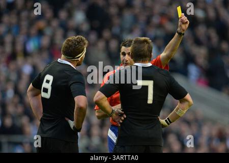 TWICKENHAM, ENGLAND – 16. NOVEMBER: Der Neuseeländer Kieran Read zeigt eine gelbe Karte während des QBE International Rugby union Spiels zwischen England und Neuseeland, das am 16. November 2013 im Twckenham Stadium in Twickenham, England ausgetragen wird. (Foto: Mitchell Gunn/ESPA)(Foto: © ESPA Photo Agency/Cal Sport Media/ZUMAPRESS.com) Stockfoto