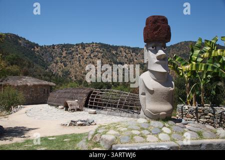 Die Moai-Statue ist typisch für die Osterinsel in Vina Santa Cruz, Colchagua-Tal, Chile Stockfoto