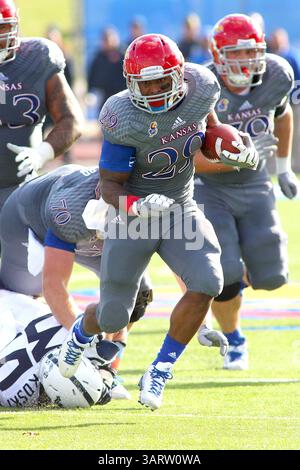 16. November 2013: Lawrence, Kansas, Vereinigte Staaten von Amerika – Kansas Jayhawks, der sich auf James Sims (29) zurücklässt, streitet in der zweiten Spielhälfte um die Yardage. Die Jayhawks besiegen die Mountaineers 31-19 im Memorial Stadium. (Bild: © Jacob Paulsen/ZUMAPRESS.com) Stockfoto