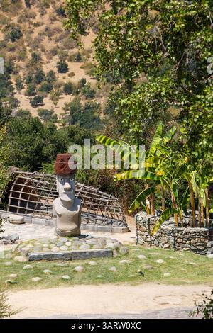 Die Moai-Statue ist typisch für die Osterinsel in Vina Santa Cruz, Colchagua-Tal, Chile Stockfoto