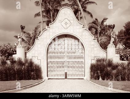 Eingangstor zum Mar-a-Lago in Palm Beach, Florida. (USA) Stockfoto