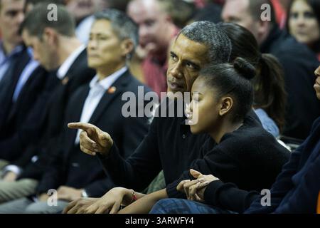 November 2013 - College Park, Maryland, U.. US-Präsident Barack Obama spricht mit Tochter Sasha während eines NCAA-Basketballs für Männer zwischen der University of Maryland und der Oregon State University am 17. November 2013 im Comcast Center in College Park, Maryland. Obamas Schwager Craig Robinson ist Cheftrainer des Oregon State Teams. (Bild: © Prensa Internacional/ZUMAPRESS.com) Stockfoto