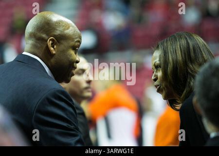 November 2013 - College Park, Maryland, U.. S - First Lady Michelle Obama spricht mit Bruder und Cheftrainer von Oregon State Craig Robinson während eines NCAA-Basketballs für Männer zwischen der University of Maryland und der Oregon State University am 17. November 2013 im Comcast Center in College Park, Maryland. Obamas Schwager Craig Robinson ist Cheftrainer des Oregon State Teams. (Bild: © Prensa Internacional/ZUMAPRESS.com) Stockfoto