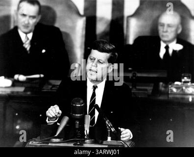 November 2013: Washington, District of Columbia, U.. US-Präsident John F. Kennedy erläuterte seine Vision für die bemannte Erforschung des Weltraums auf einer gemeinsamen Sitzung des US-Kongresses am 25. Mai 1961 in Washington, DC, als er erklärte: "...Ich glaube, diese Nation sollte sich verpflichten, das Ziel zu erreichen, noch vor diesem Jahrzehnt einen Mann auf dem Mond zu landen und ihn sicher auf die Erde zurückzubringen." Dieses Ziel wurde erreicht, als der Astronaut Neil A. Armstrong am 20. Juli 1969 um 22:56 Uhr EDT als erster Mensch den Mond betrat. Im Hintergrund sind (links) Schraubstock P dargestellt Stockfoto