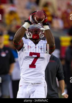 15. November 2013 - Los Angeles, CA, Vereinigte Staaten von Amerika - 16. NOVEMBER 2013 Los Angeles, CA. Stanford Wide Receiver (7) Ty Montgomery wärmt sich vor dem Pac 12 Spiel zwischen den viertplatzierten Stanford Cardinals und den USC Trojans im Los Angeles Memorial Coliseum in Los Angeles auf. Die USC Trojans besiegten die Stanford Cardinals 20:17. (Obligatorische Gutschrift: Juan Lainez / MarinMedia / Cal Sport Media)(Bild: © Juan Lainez / Marinmedia / CSM/Cal Sport Media/ZUMAPRESS.com) Stockfoto