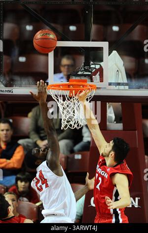 November 2013: Charleston, South Carolina, USA S - Davidson Wildcats Stürmer de'Mon Brooks (24) versucht, in der 2. Hälfte des dritten Spiels in der Charleston Classic in der TD Arena gegen den Georgia Bulldogs Wachmann Kenny Gaines (12) zu schießen. (Bild: © Shane Roper/ZUMAPRESS.com) Stockfoto