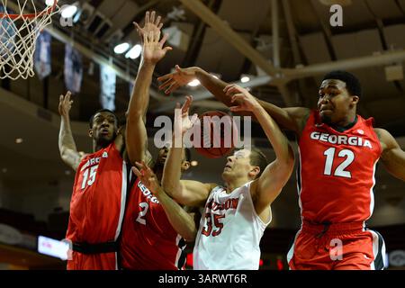 November 2013: Charleston, South Carolina, USA S - Davidson Wildcats Guard Chris Czerapowicz (35) geht nach oben und wird von Georgia Bulldogs Guard Kenny Gaines (12) während der 1. Halbzeit von Spiel 3 in den Charleston Classic in der TD Arena angegriffen. (Bild: © Shane Roper/ZUMAPRESS.com) Stockfoto