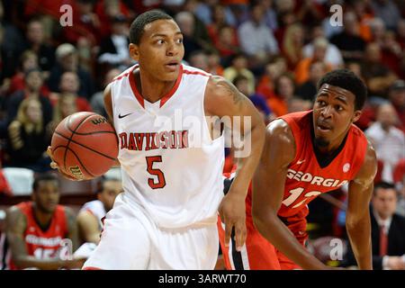 November 2013: Charleston, South Carolina, USA S - Davidson Wildcats Guard Jordan Barham (5) fährt in der 1. Hälfte des dritten Spiels in der Charleston Classic in der TD Arena an Georgia Bulldogs Guard Kenny Gaines (12) vorbei. (Bild: © Shane Roper/ZUMAPRESS.com) Stockfoto