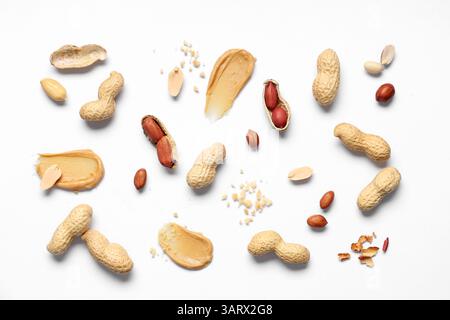 Zusammensetzung mit Erdnüssen und Butterabstrichen auf hellem Hintergrund Stockfoto